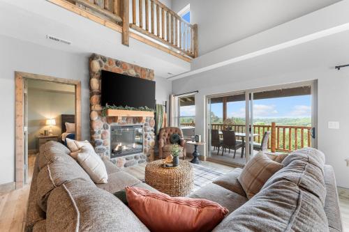 Lakefront Haven with Hot Tub and Gym in Branson, United States