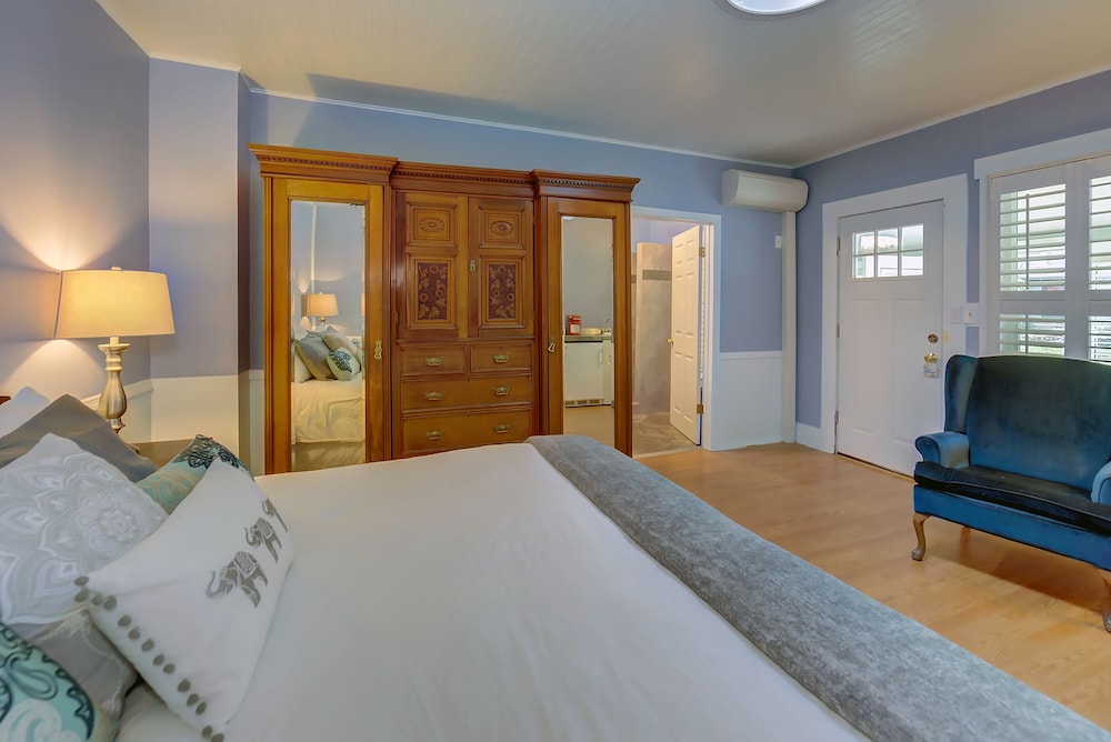 Carlisle Garden Suites - photo 25