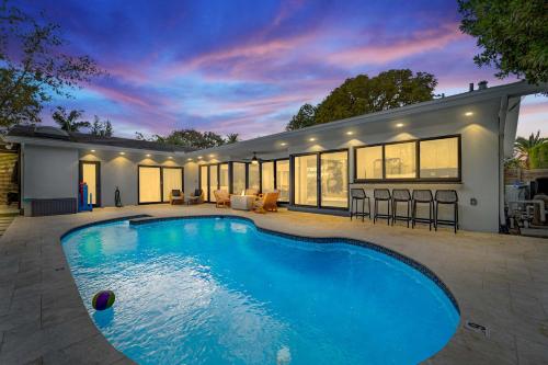 Resort Style Backyard Heated Pool Hot Tub Fire Pit in Fort Lauderdale, United States