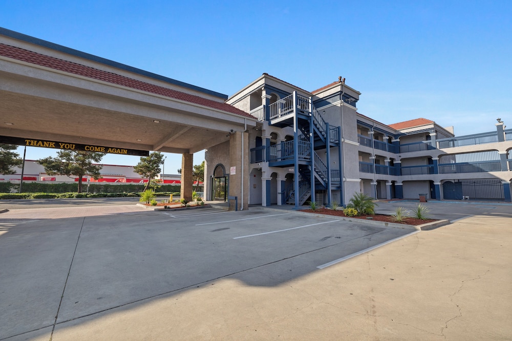 Downey Inn Luxury Suites - photo 20