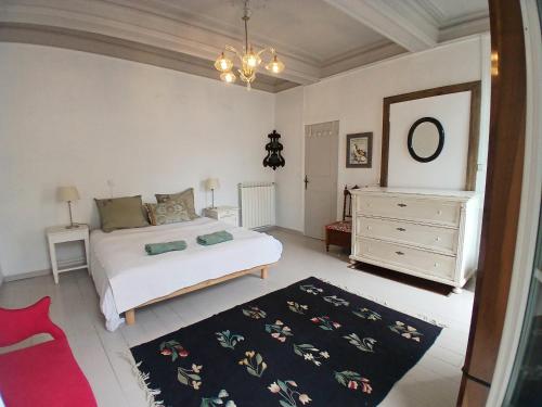 Pierres anciennes et soirées douces Coeur de ville in Pezenas, France