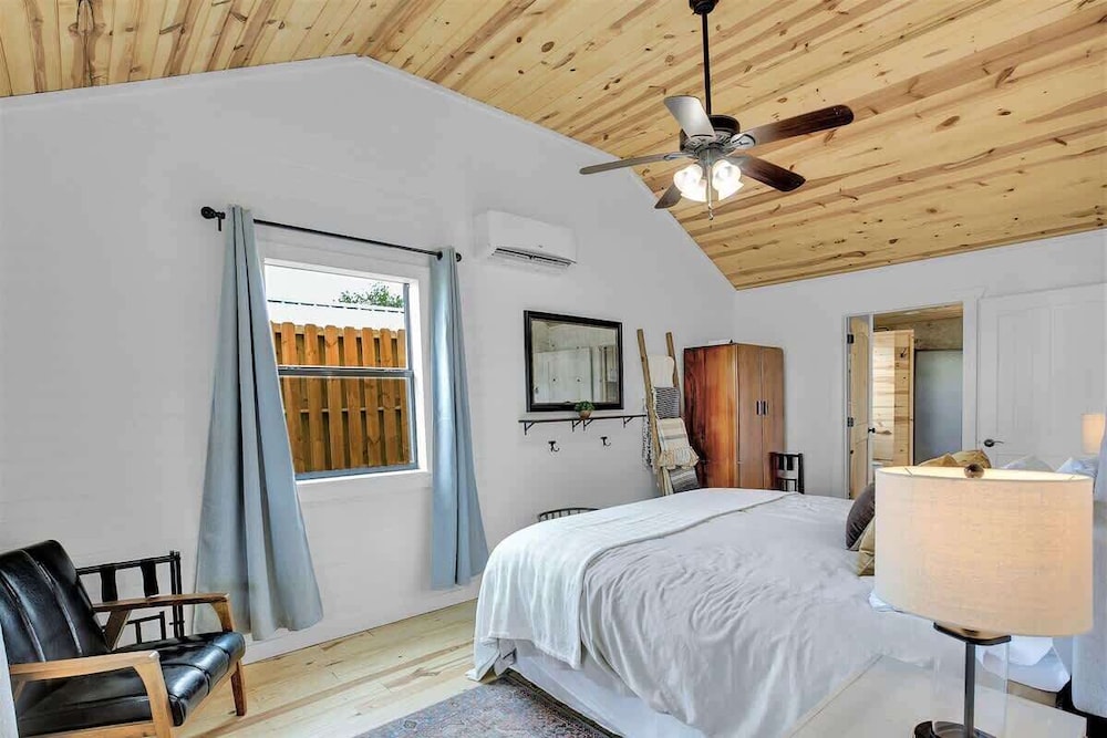 3 Acres of Luxury and Views in Fred Wine Country - photo 4