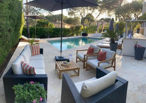Les Alizes Côté Piscine Proche Bord De Mer in Saint-Raphael, France