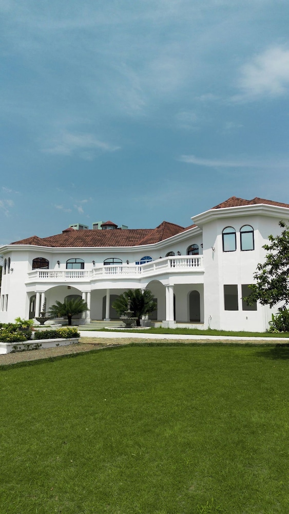 Les Jardins de René Miracle in Yaounde, Cameroon