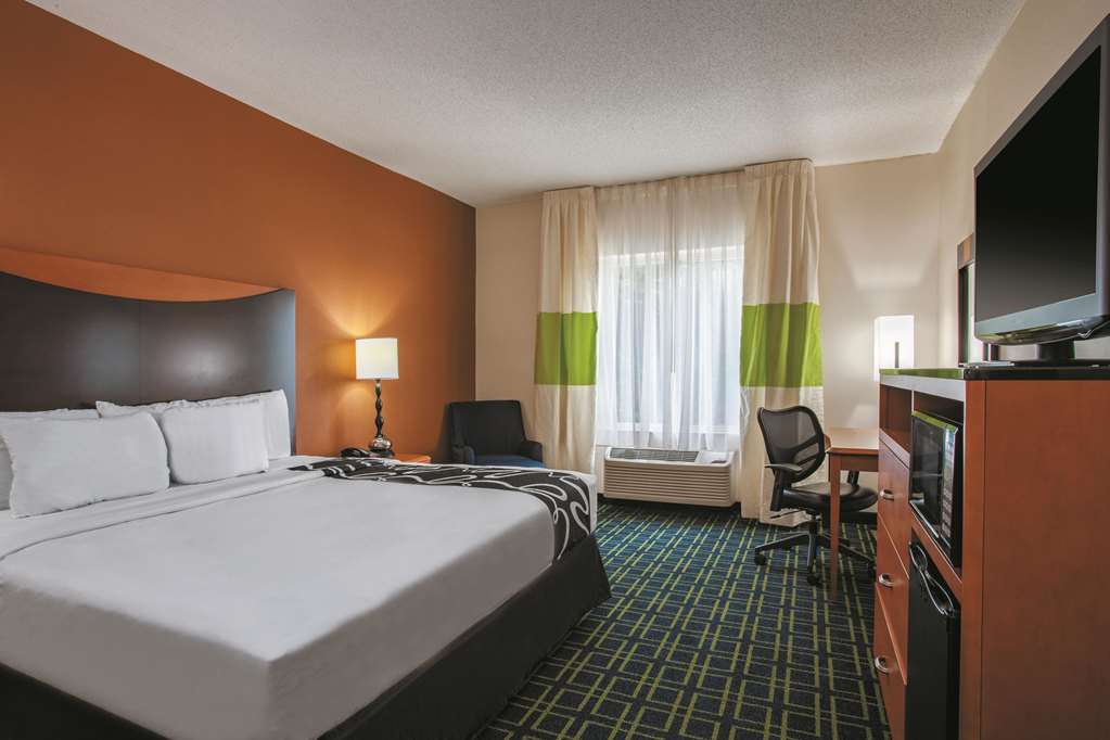 La Quinta Inn & Suites by Wyndham Manassas Battlefield - photo 16