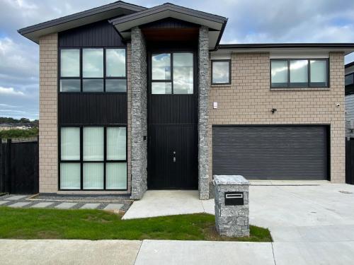 Extra Large Brand New House Over 400sqm — 4-Star Luxury Hotel in Auckland, New Zealand