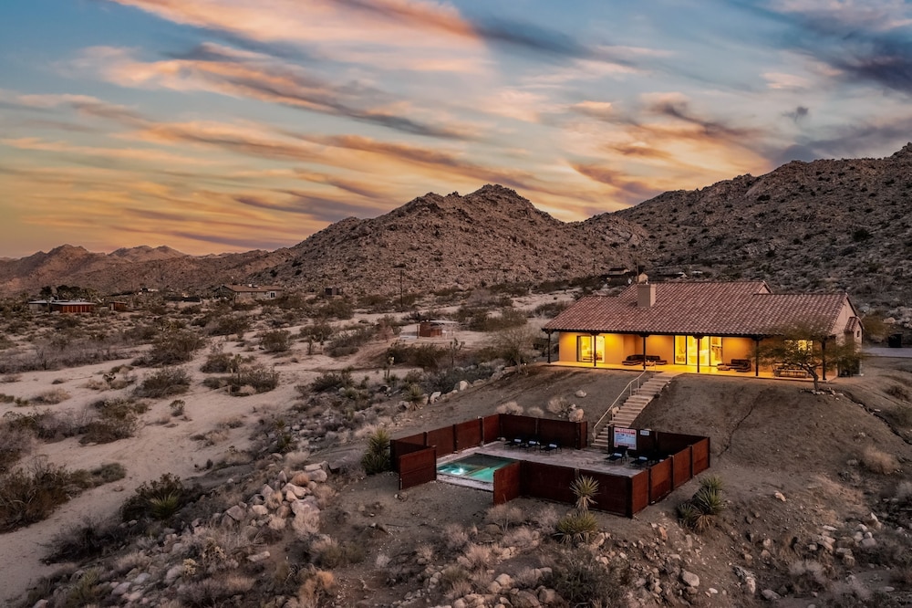 Desert Stone by Avantstay Contemporary Desert Oasis With Pool & Hot Tub — hotel in Joshua Tree