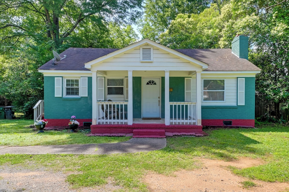 5 Mi to Uptown: Charlotte Hideaway w Yard in Charlotte, United States