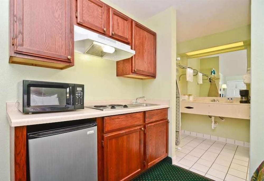 Pine Point Inn & Suites - photo 13
