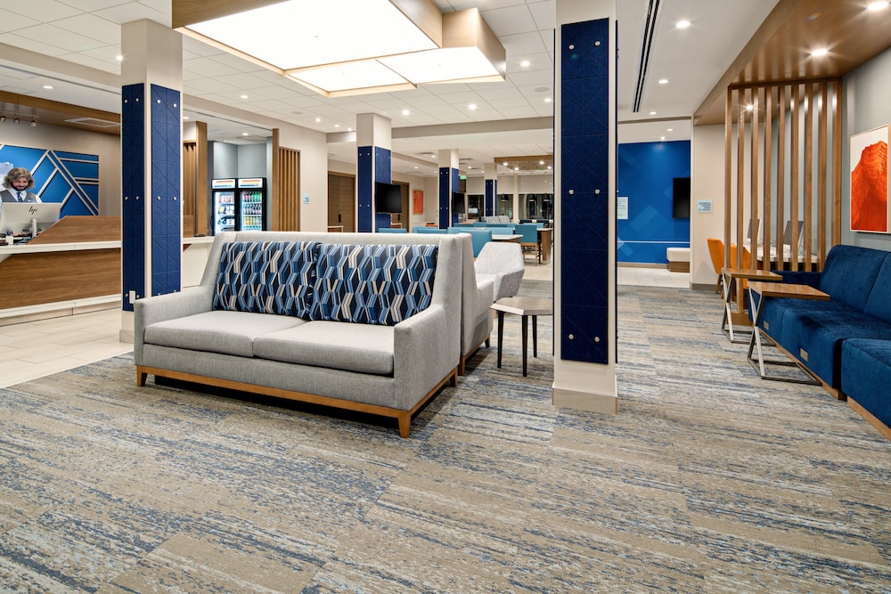 Holiday Inn Express & Suites Palm Desert Millennium - photo 3