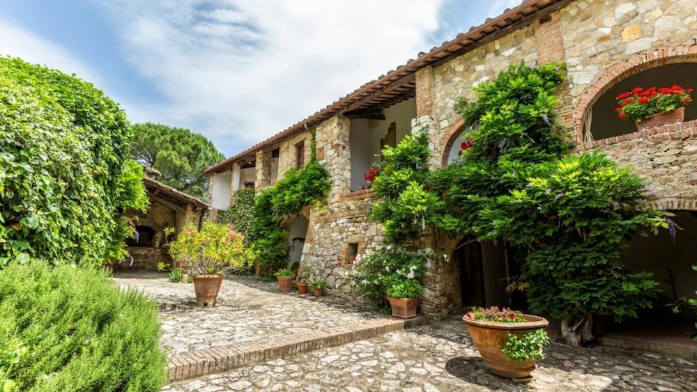 Terra di Siena 12 Emma Villas — 4-Star Luxury Hotel in Castelnuovo Berardenga, Italy