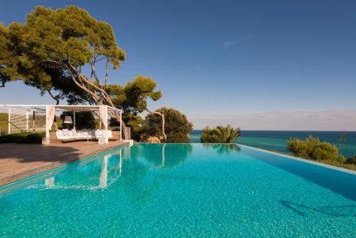 Villa Brisa del Mar Seafront villa located in the Garraf National Park 30 minutes from Barcelona — 4-Star Luxury Hotel in Sant Pere De Ribes, Spain