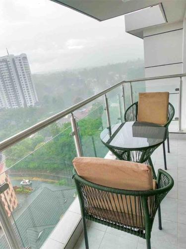 1BR Apartment with Gym King Bed City Views and Prime Location