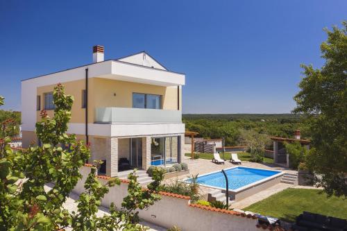 Family friendly house with a swimming pool Barbariga Fazana 22763 — 4-Star Luxury Hotel in Fazana, Croatia
