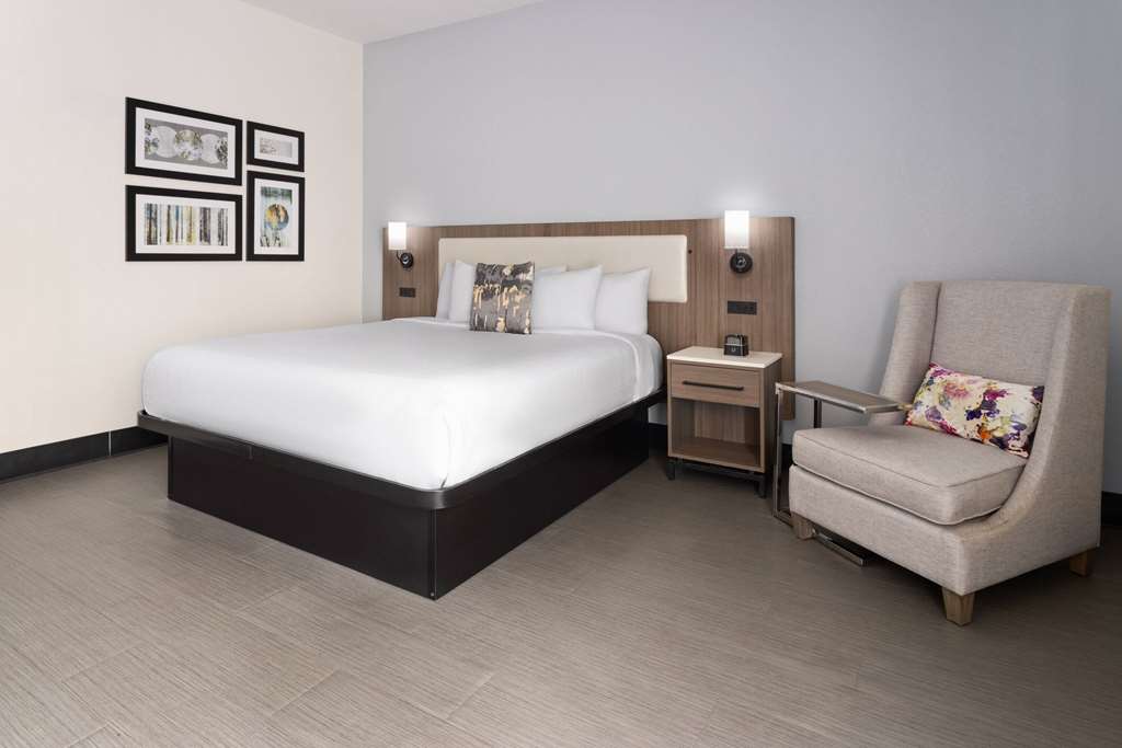 La Quinta Inn & Suites by Wyndham Atlanta South Newnan - photo 31