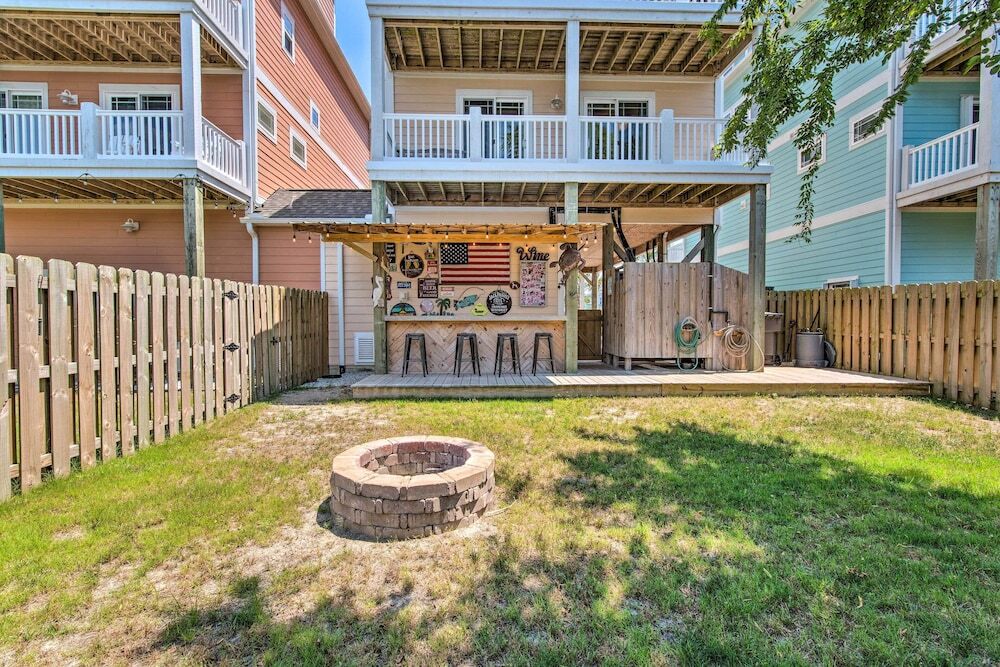 Surf City Escape with 6 Decks Steps To Beach — 4-Star Luxury Hotel in Santa Cruz, United States
