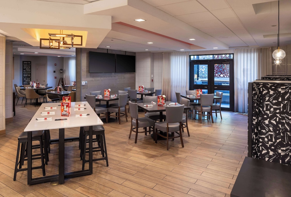 Hilton Garden Inn Los Angeles Hollywood - photo 20