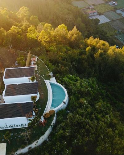 White cloudy - carbon neutral hotel in Unknown City
