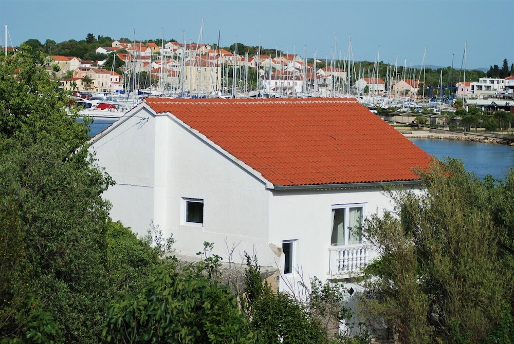 Rustic Holiday Home Miketa — 4-Star Luxury Hotel in Preko, Croatia