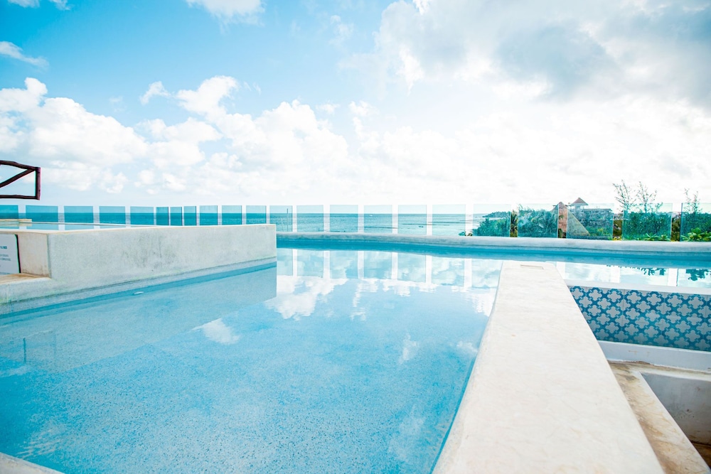 Infinity pool