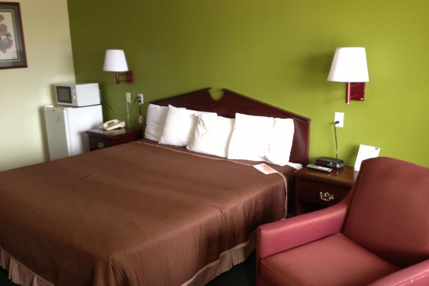 Howard Johnson by Wyndham Grand Prairie Near Lone Star Park - photo 21