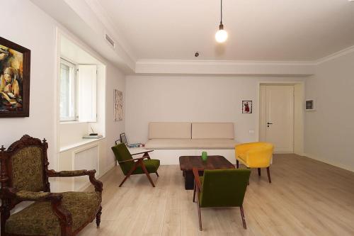 Mtatsminda Cozy Apt: Central & Comfy By Wehost