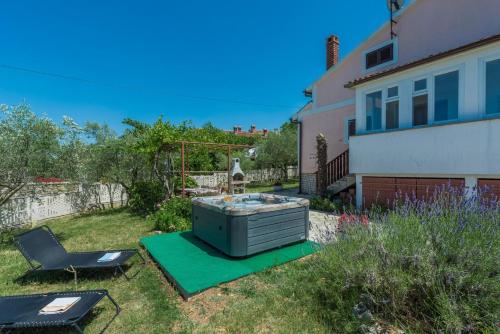 Ferienhaus Zora with Whirlpool — 4-Star Luxury Hotel in Sveti Lovrec Pazenaticki, Croatia