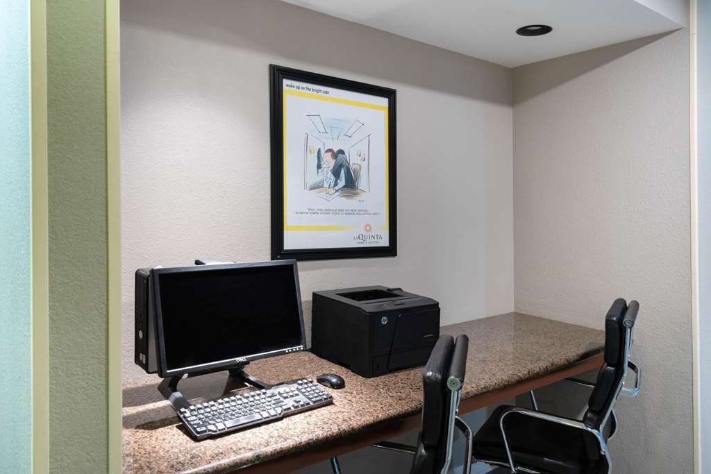 La Quinta Inn & Suites by Wyndham Memphis Airport Graceland - photo 54