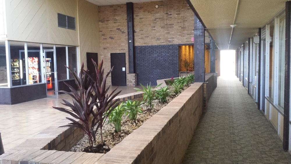 Days Inn by Wyndham Henryetta - photo 25