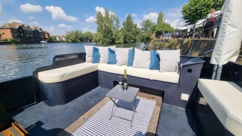 The Royal Escape Windsor Static Wide Beam Barge — hotel in Eton