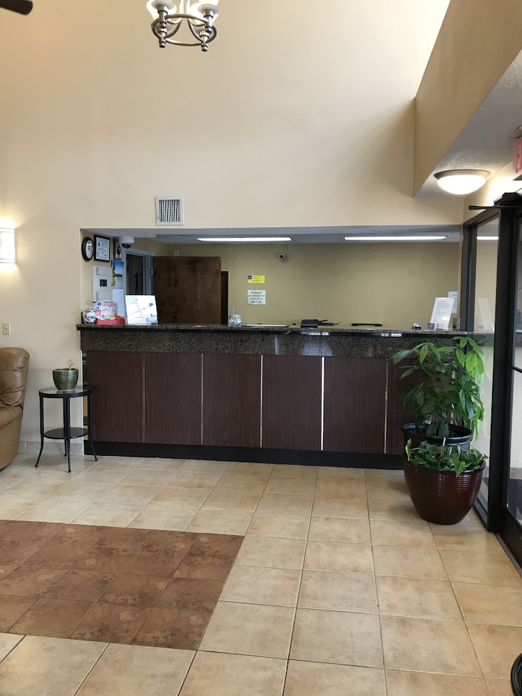 Carolina Inn & Suites of Lake Norman - photo 4