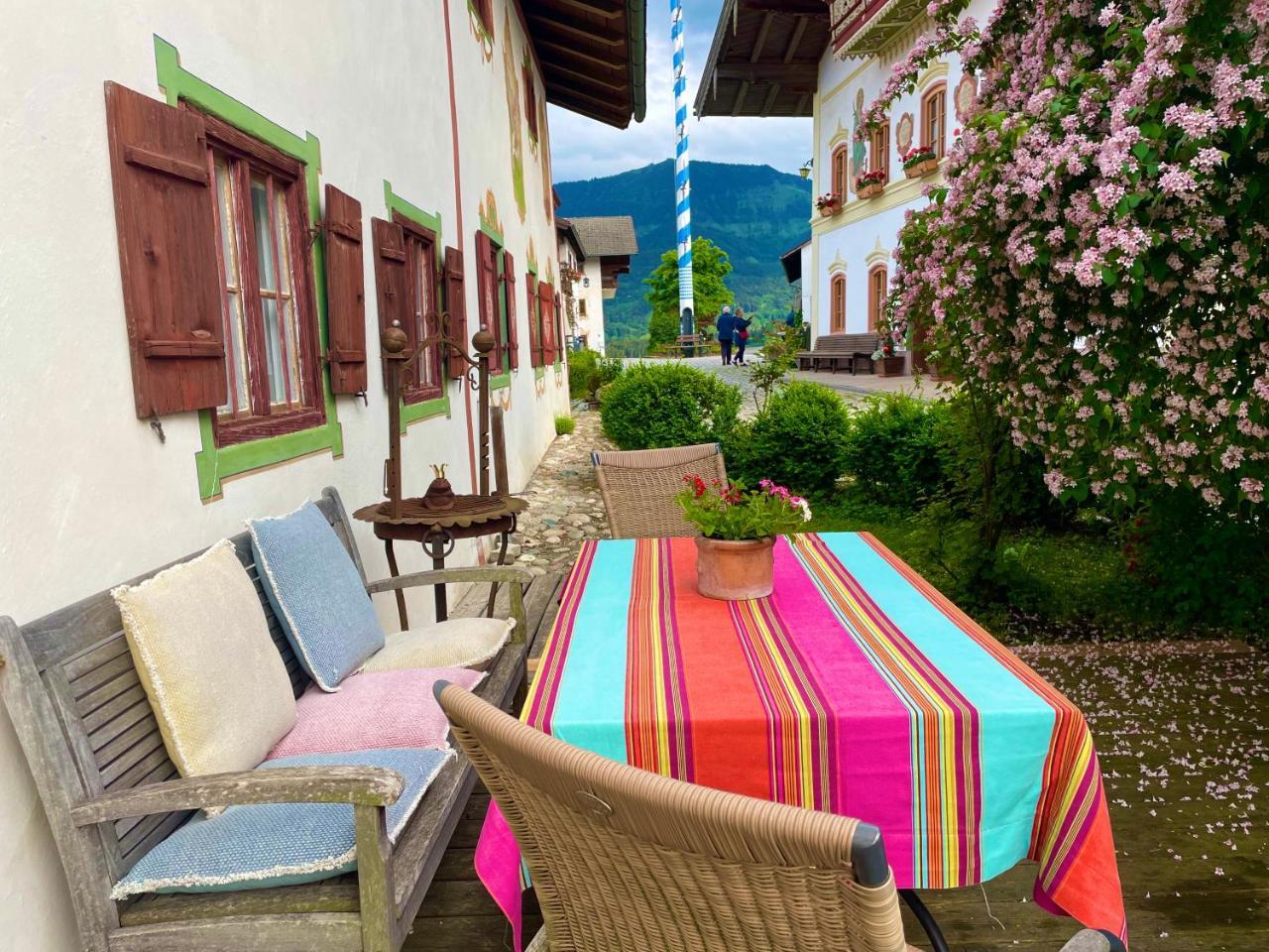 Das Schusterhäusl Urlaub im oberbayerischen Baudenkmal — 4-Star Luxury Hotel in Samerberg, Germany
