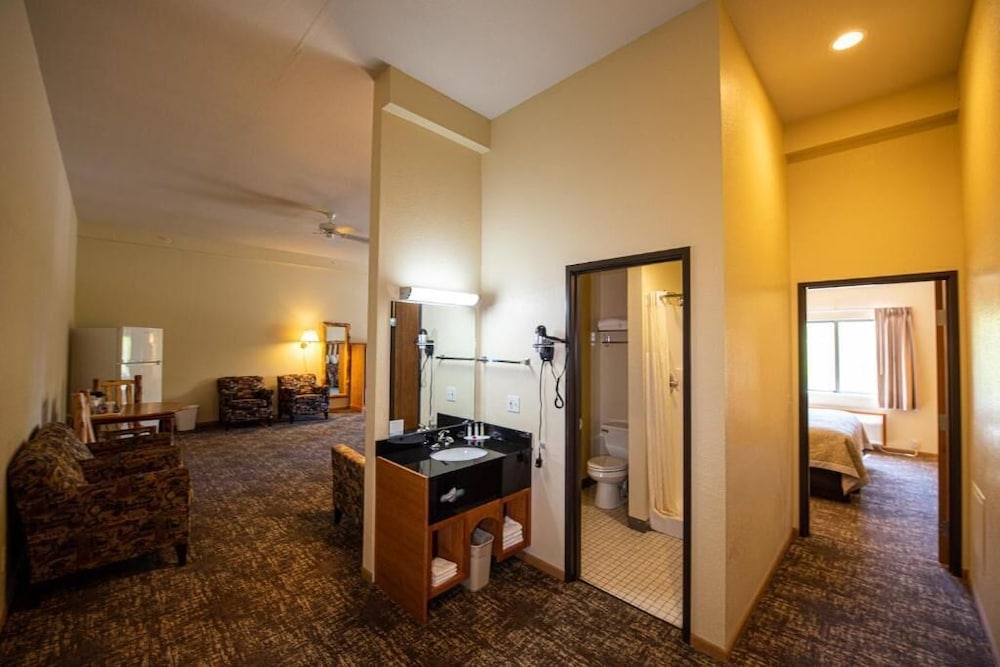 Super 8 by Wyndham Bridgeview of Mackinaw City - photo 30