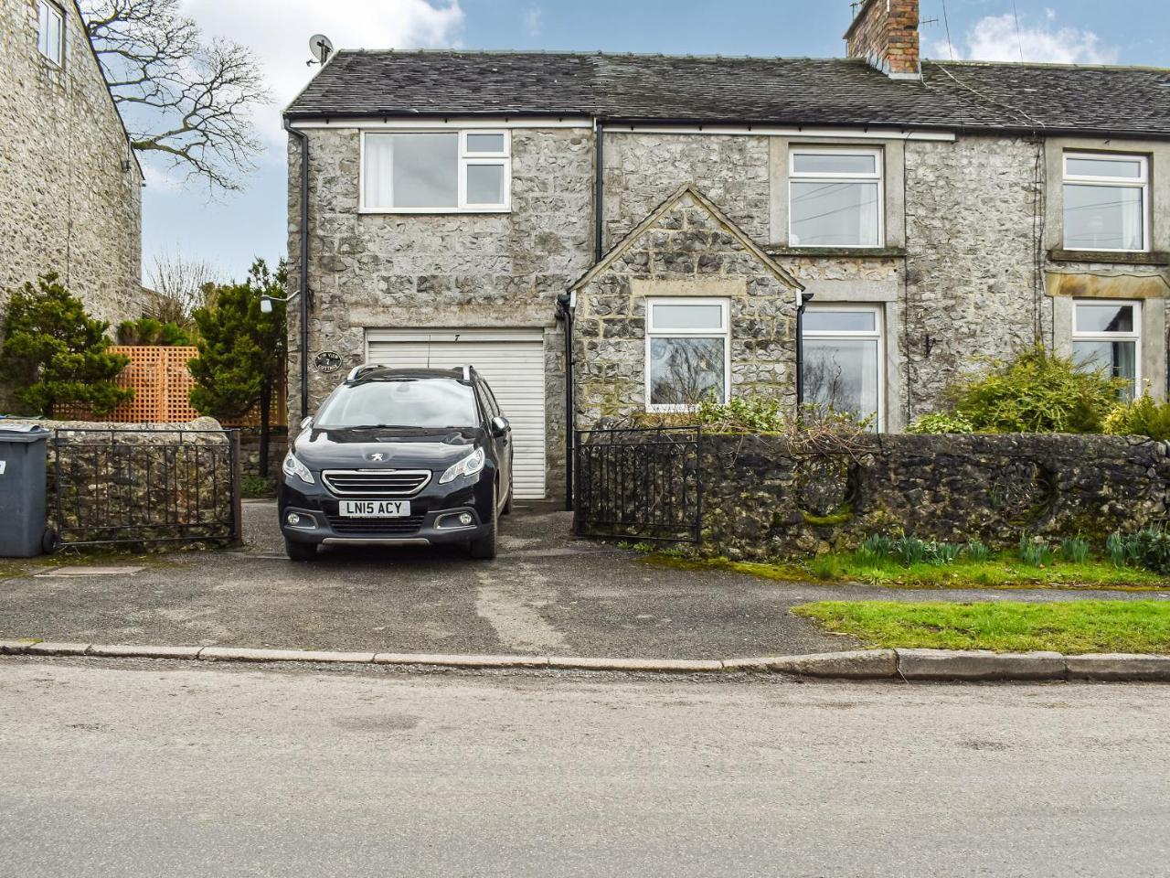 Low View — Buxton — photo 3
