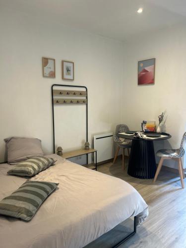 Studio Avec Terrasse Vieux Vichy in Vichy, France