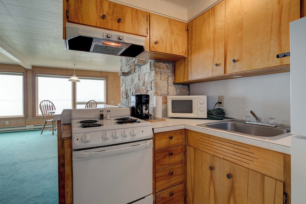 Ester Lee Oceanview Inn - photo 46