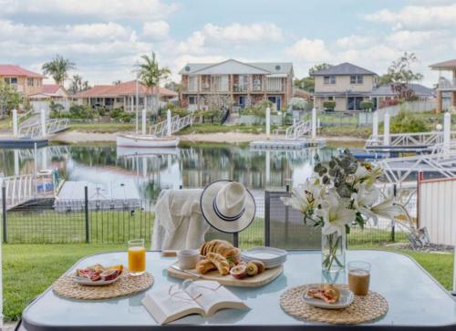 Nabilla Court Waterfront Luxury With Paddleboards Holiday Yamba — Yamba