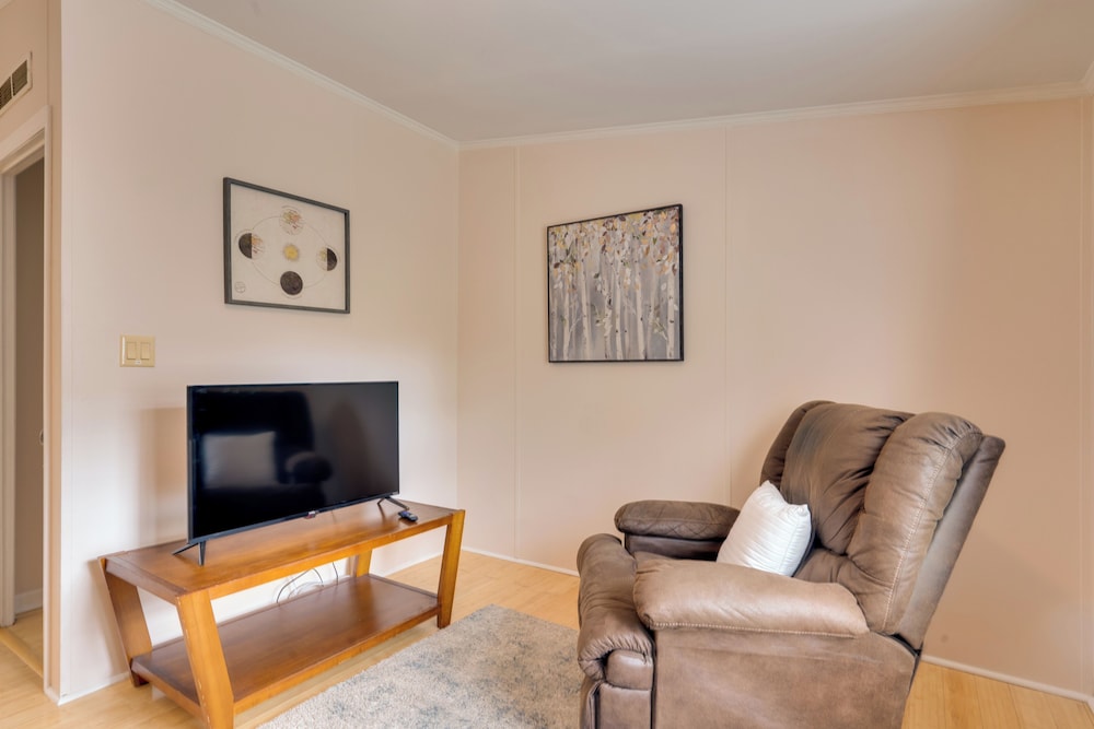 Mt Pleasant Retreat with Grill 10 Mi to Beach in Mount Pleasant, United States