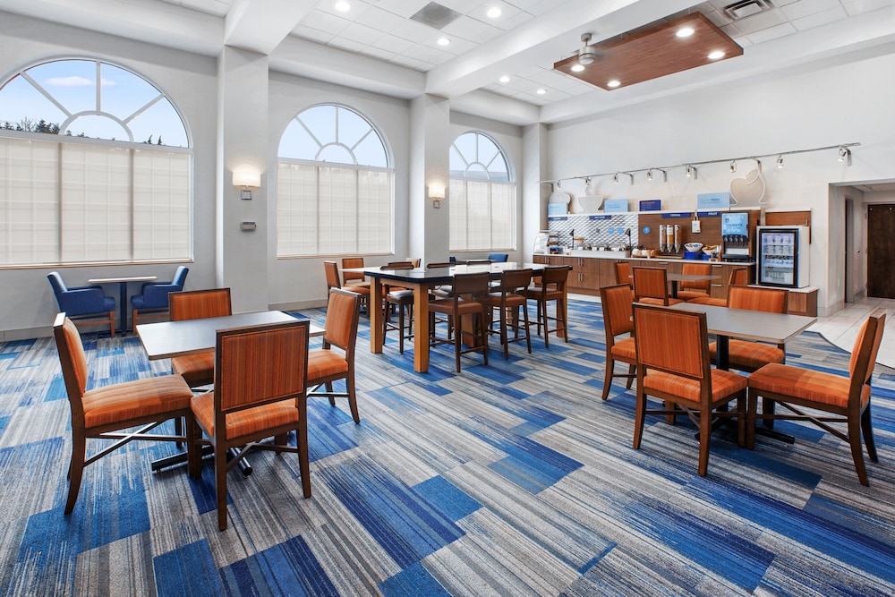 Holiday Inn Express Hotel & Suites Warrenton by IHG - photo 41