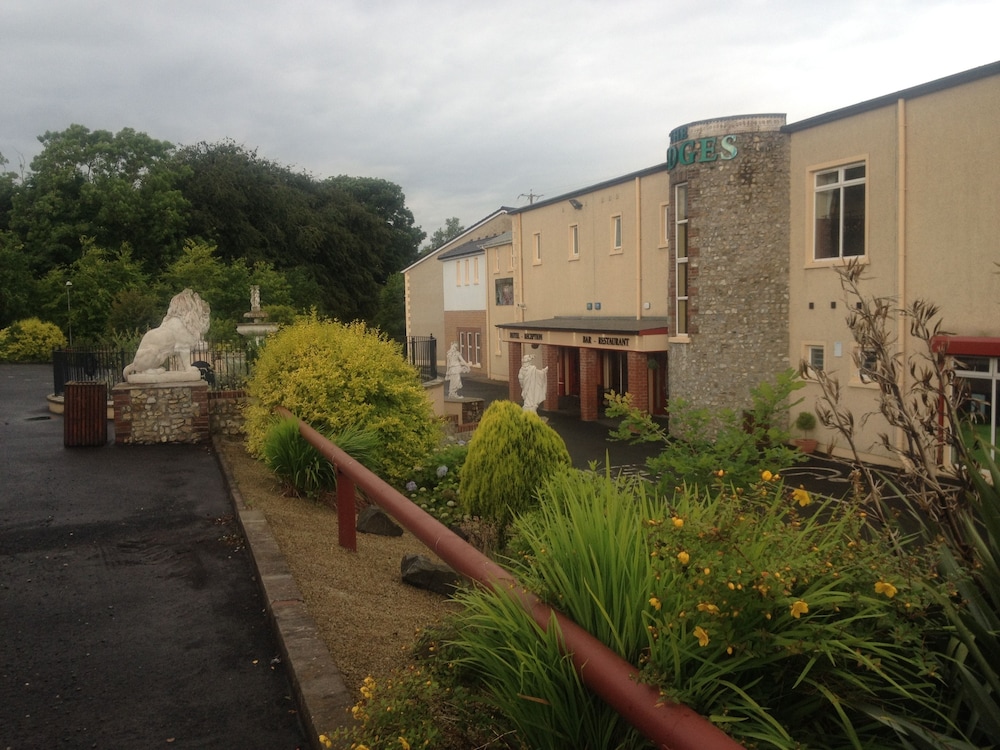 The Hedges Hotel — hotel in Ballymoney