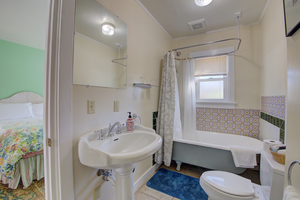 Secret Garden Inn and Cottages - photo 111