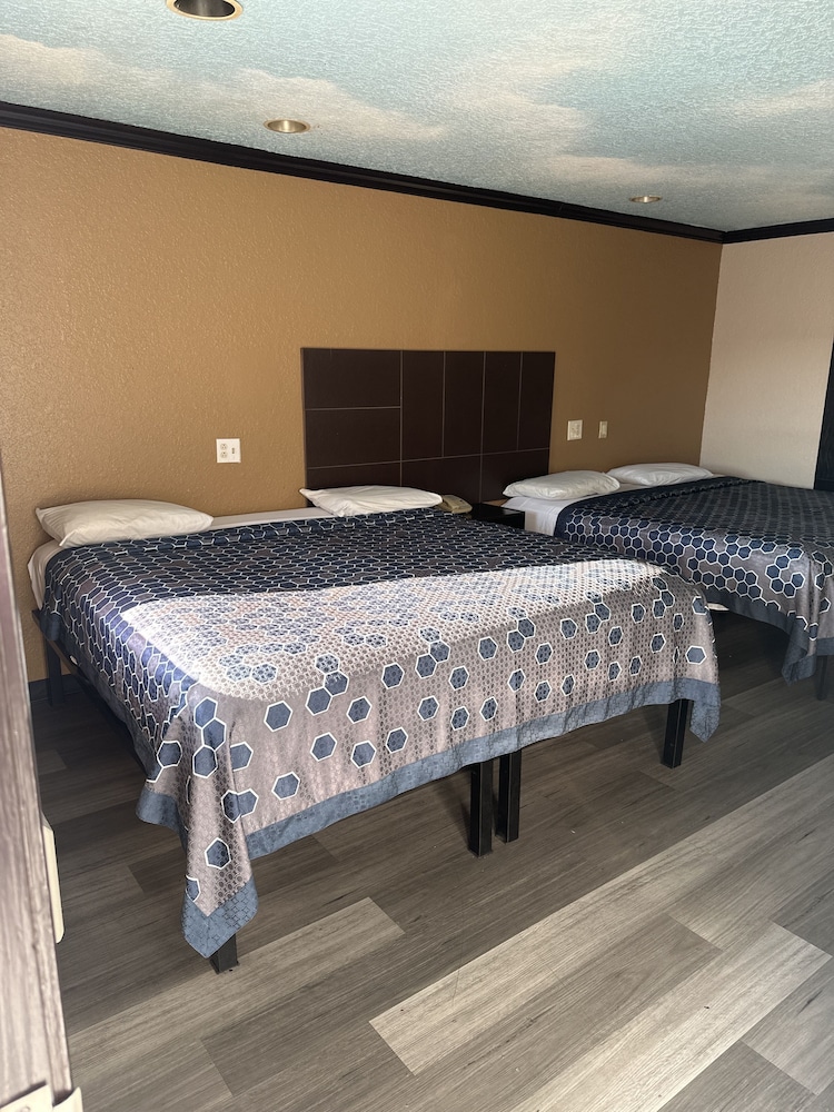 Luxury Inn and Suites - photo 8