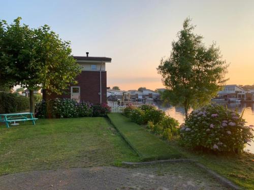 Water Villa Minaro Vinkeveen — 4-Star Luxury Hotel in Vinkeveen, Netherlands