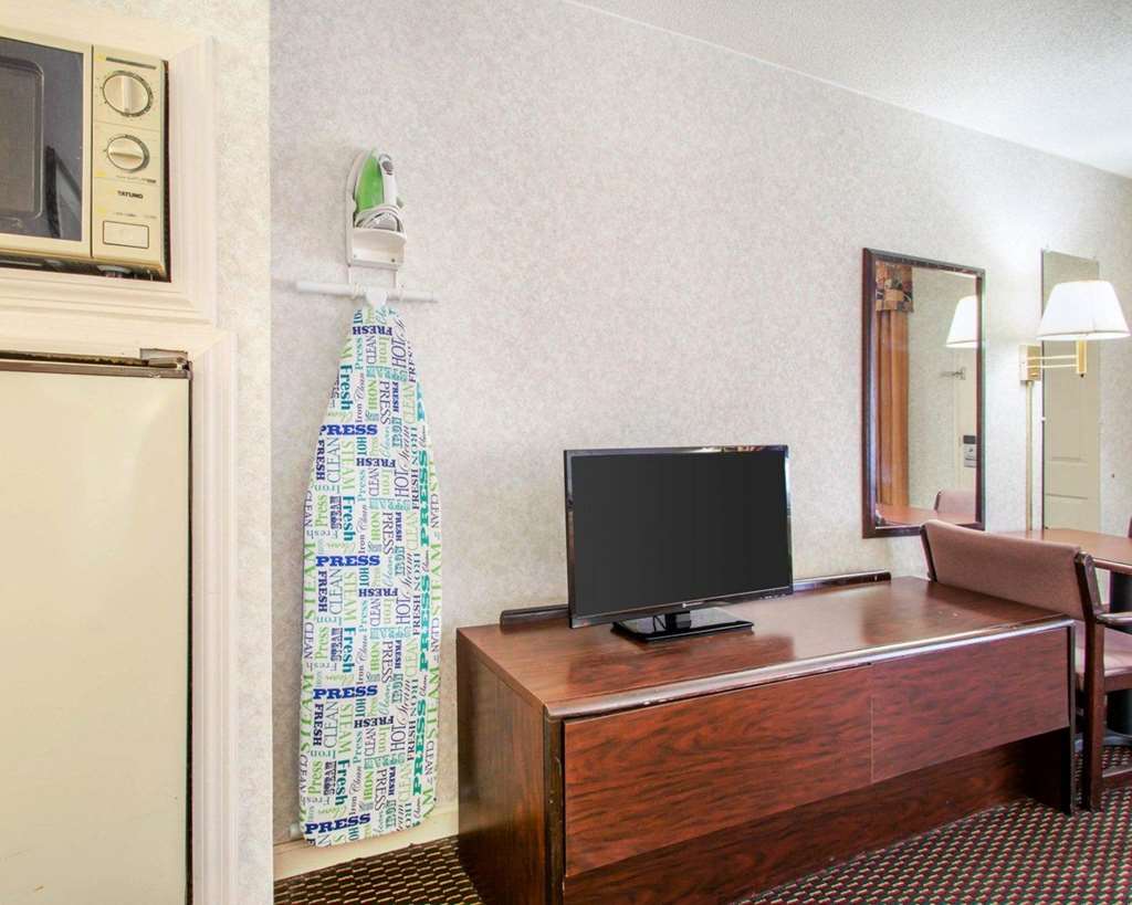 Econo Lodge Troy - photo 13