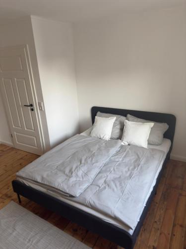 Zentrales Zimmer mit Altbaucharme — carbon neutral stay, Oldenburg