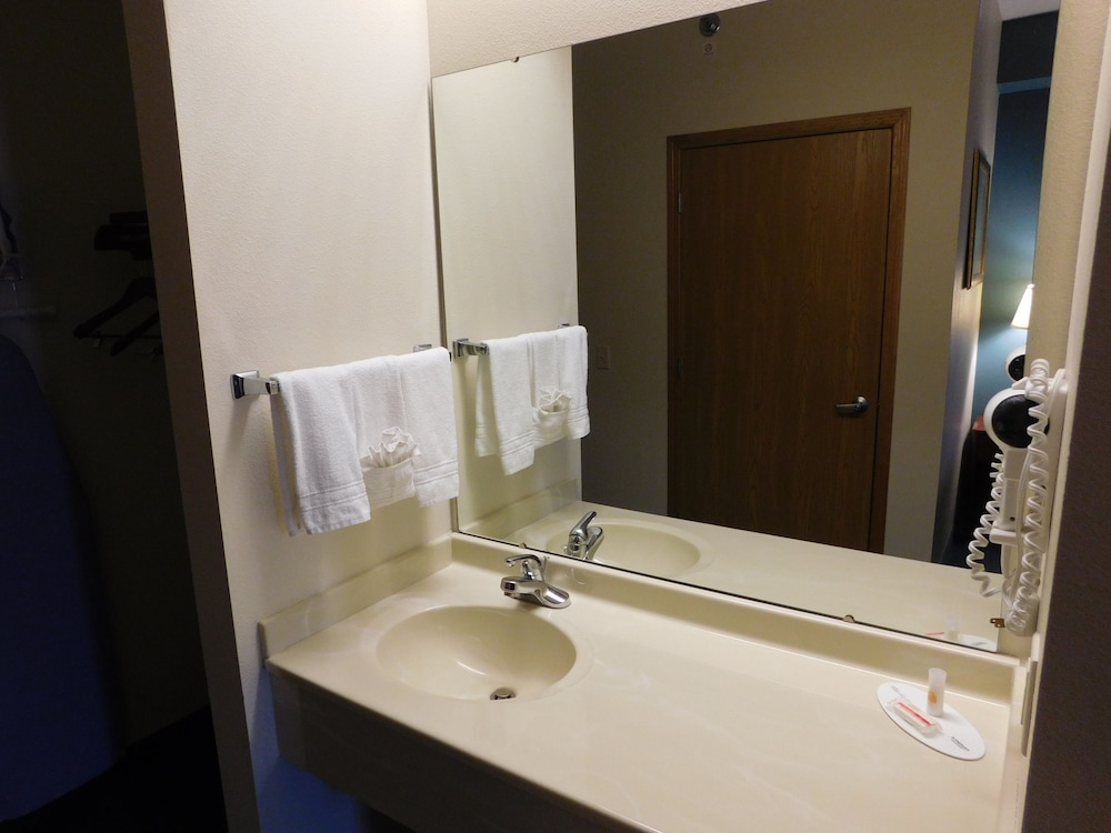Reston Inn & Suites - photo 26