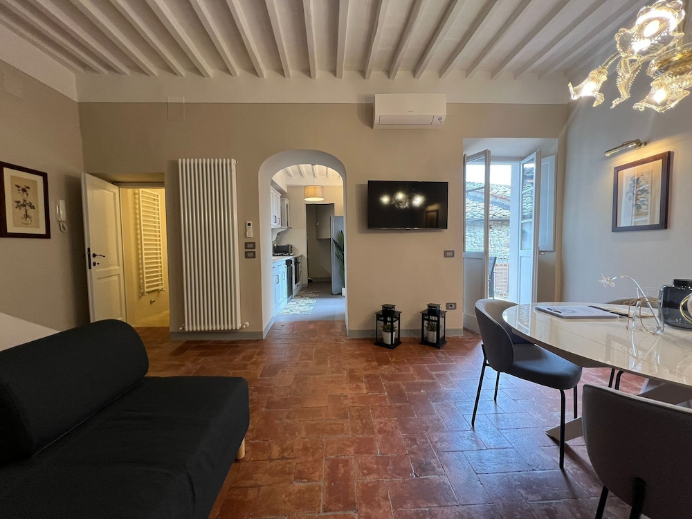 Via Roma 39 — 4-Star Luxury Hotel in Cortona, Italy