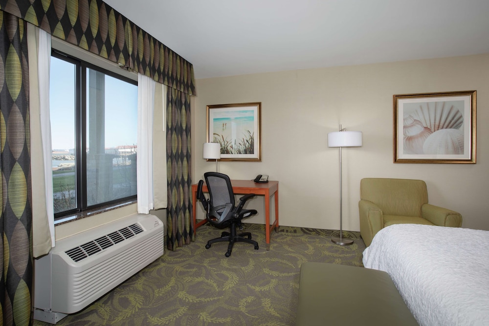 Hampton Inn and Suites Astoria - photo 18