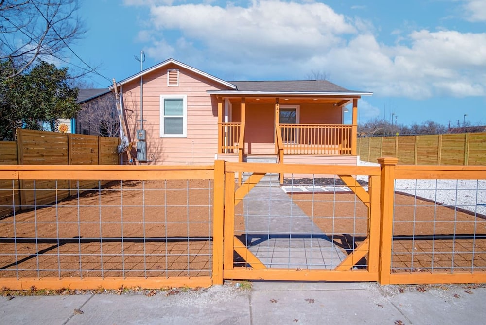 Adorable 4BR 2BA Close to Riverwalk and Downtown in San Antonio, United States