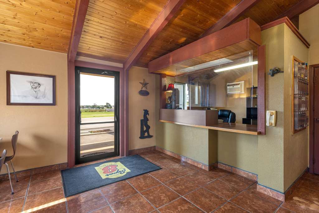 Super 8 by Wyndham Dodge City - photo 8